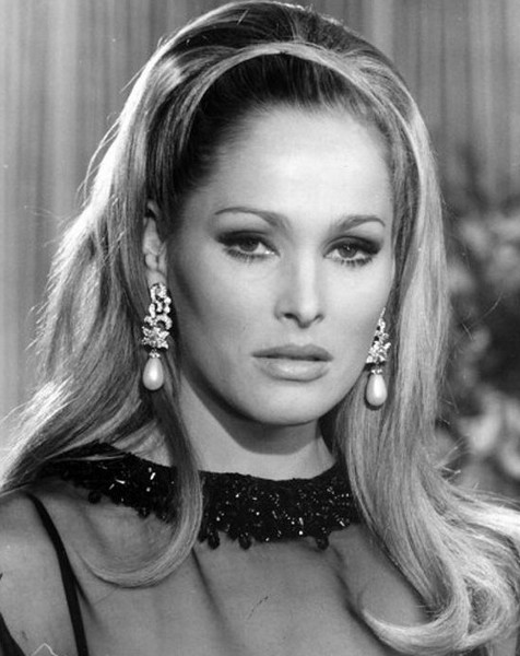 Ursula Andress in james bond